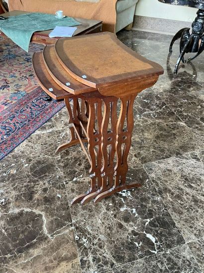 null Small middle table of kidney shape in wood and veneer.

French work in the Louis...