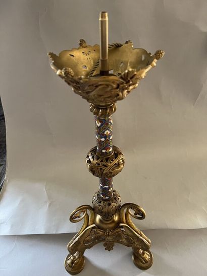null Lampe pique-cierge en bronze doré dans le goût de Barbedienne à décor néogothique...