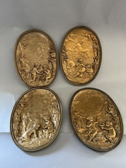 null Les 4 saisons.

4 médaillons ovales en bronze à patine médaille à décor de putti,...
