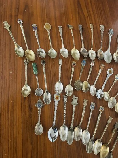 Lot of about 50 spoons of collection.