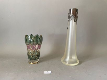 null Lot comprenant : 

- un petit vase en verre à décor peint et doré de fleurs...