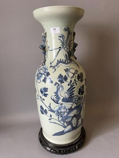 CHINE XXe siècle

Vase à anses et col ourlet...