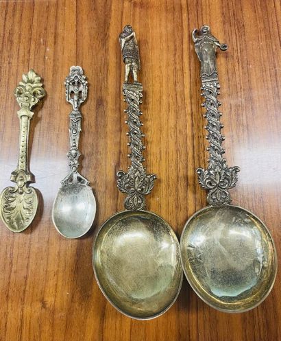 4 spoons of collection in metal.