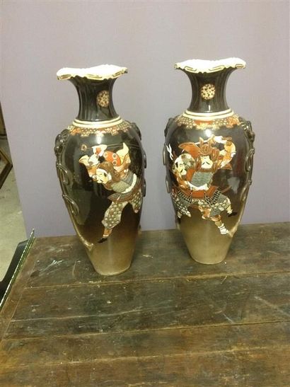 null SATSUMA

Paire de vases en faïence à fond brun nuancé à décors de samouraïs...