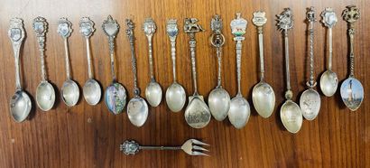 [ITALY]

Lot of 26 spoons and a fork of collection...