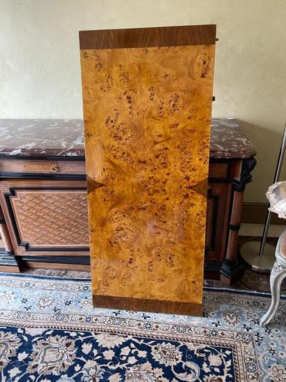 null Table with extensions in mahogany veneer. 

Height : 75 cm.

Diameter : 140...