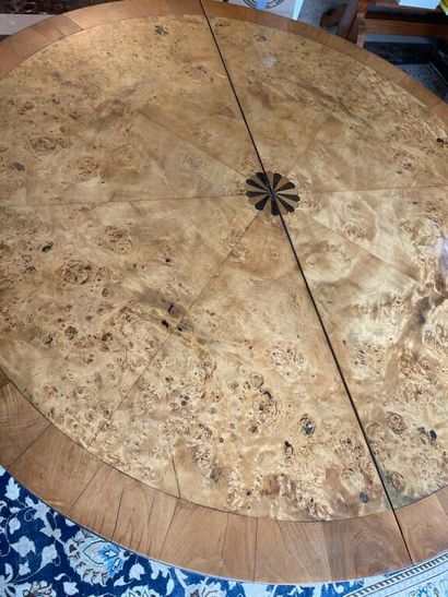 null Une table circulaire de salle à manger à allonges, en bois de placage : loupe...