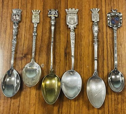 [BRITAIN]

4 collection spoons in metal and...