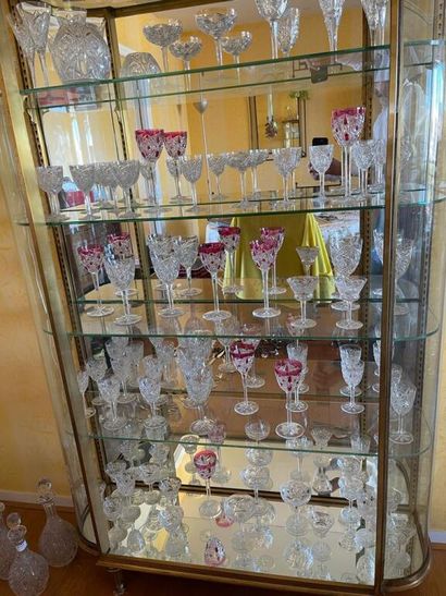 null BACCARAT :

Service de verres en cristal, modèle Lagny, comprenant : 

- 5 coupes...