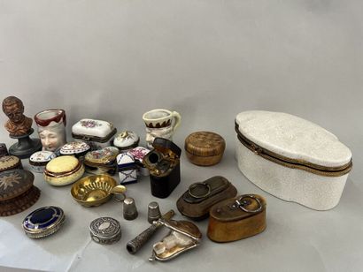 null [Céramique]. Collection de piluliers en porcelaine à décors polychromes, en...