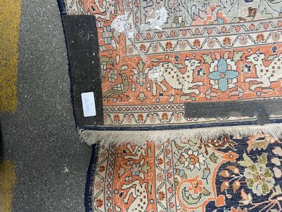 null Tapis moderne d'Orient en soie à fond bleu, galerie à fond ocre à décor de daims....