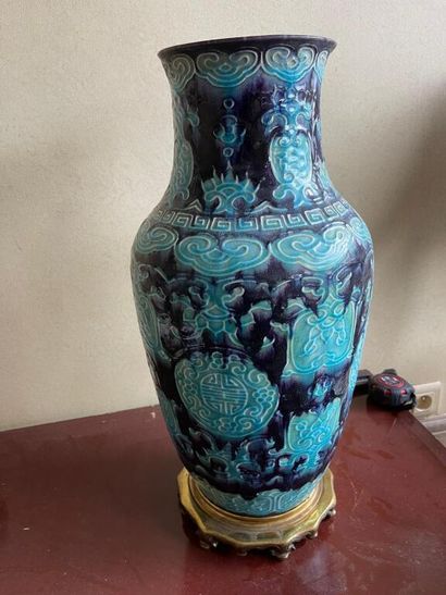 CHINE 

Vase balustre en porcelaine bleu...