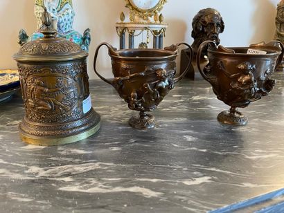 Paire de vases à anses sur piédouche en bronze...
