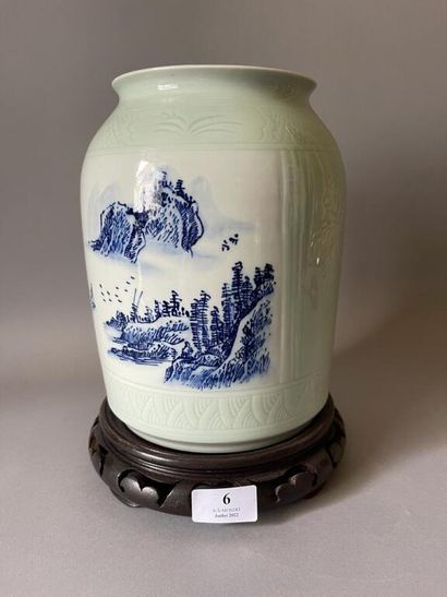 CHINE XXe siècle

Vase à col ourlet en porcelaine...