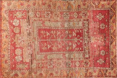 null TAPIS ANATOLIE, Turquie, début XXe siècle. 1,70 m x 1,15 m. À décor d'un cartouche...