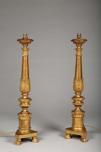 null Paire de pique-cierges en bois sculpté et doré composés d'un fût balustre souligné...