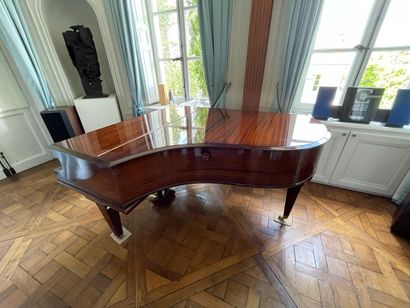 null C. BECHSTEIN, Berlin, circa 1928.
Quarter-top piano in varnished veneer wood,...