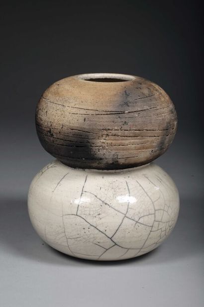 null Vase double en céramique partiellement émaillée de type Raku.
Travail moderne.
Signé...