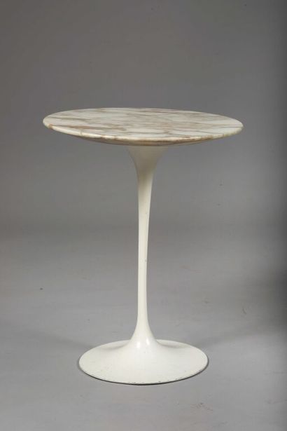 null Eero SAARINEN (1910-1961) & KNOLL INTERNATIONAL.
Pedestal table model "160"...