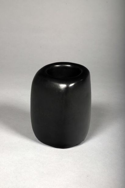 null Dans le goût de Georges Jouve.
Vase galet en céramique émaillée noire.
Vers...