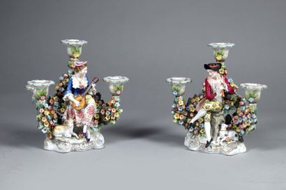 null Paire de candélabres à trois bras de lumière en porcelaine représentant pour...