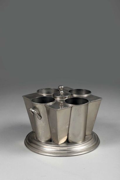null Bottle cooler in silver plated metal.
Foreign work around 1930.
25 × 33 × 30...