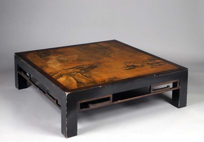 null CHINE.
Table basse carrée en bois, le plateau rehaussé d'une peinture à décor...