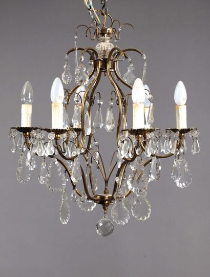 null Attributed to MAISON BAGUÈS.
Chandelier with six arms of light with metal mountings...