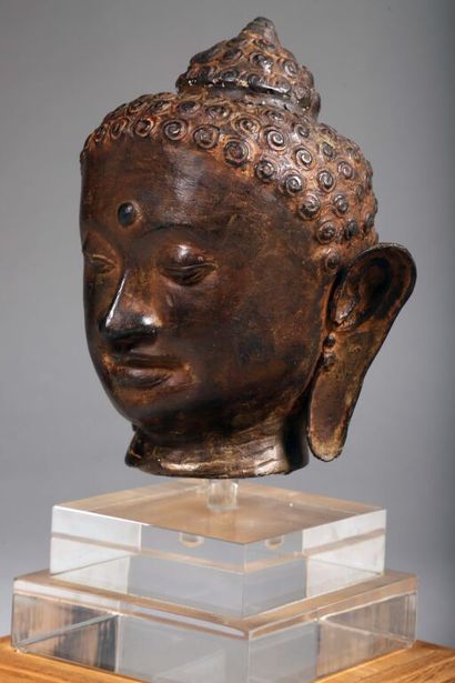 null BIRMANIE.

Tête de bouddha en bronze patiné.

H. : 25 cm.