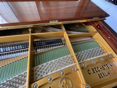 null C. BECHSTEIN, Berlin, vers 1928.
Piano quart de queue en bois de plaquage verni,...