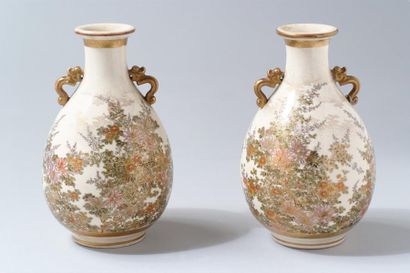 null PAIRE DE BOUTEILLES en faïence japon Satsuma, c. 1900, à décor de massif de...