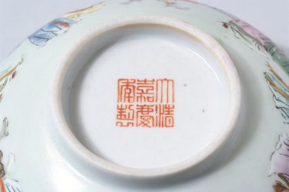 null BOL en porcelaine famille rose, Chine époque Daoguang (1821-1850) ou légèrement...