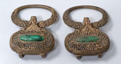null PAIRE DE BOUCLES DE CEINTURE en bronze doré et malachite, Chine, fin XVIIIe...