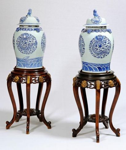 CHINE Paire de potiches et leur couvercle en porcelaine à décor en camaïeu bleu de...