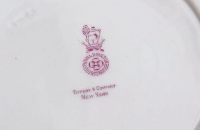 ROYAL DOULTON, (ANGLETERRE) Suite de 12 assiettes creuses à bords contournés en porcelaine,...