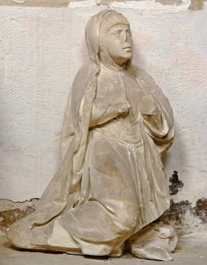 null SCULPTURE en pierre calcaire représentant une sainte agenouillée et priant....