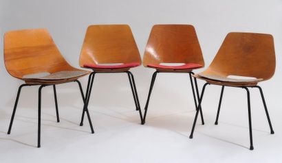 PIERRE GUARICHE (1926-1995) Suite de quatre chaise modèle «Tonneau» à coque en contreplaqué...