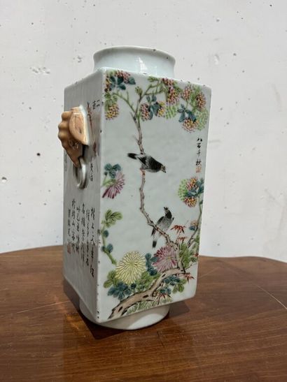CHINE, XXe siècle.
Vase en porcelaine à section...