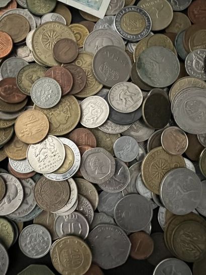 null Lot de pièces en métal divers et billets : 
Angleterre, Danemark, Espagne, Portugal,...