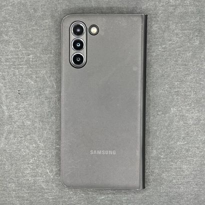 null SAMSUNG. Galaxy A5, 2017. Téléphone portable SM-A520F.
Avec écouteurs filaires...