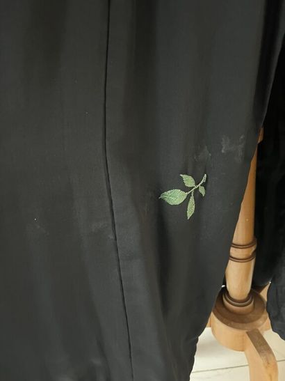 null Kimono et sa ceinture en soie noir brodée de fils polychromes à décor de fleurs,...