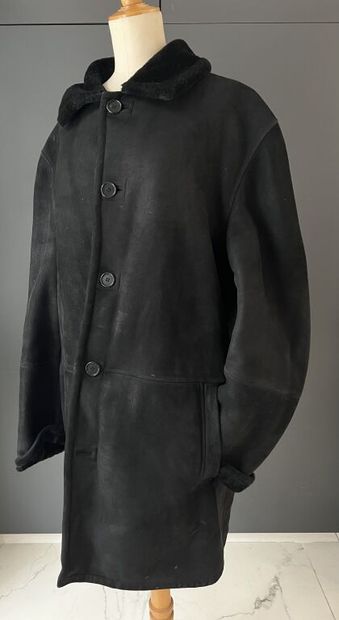 null LANVIN PARIS. 
Manteau en croûte de cuir noir à col, la doublure en laine noir,...