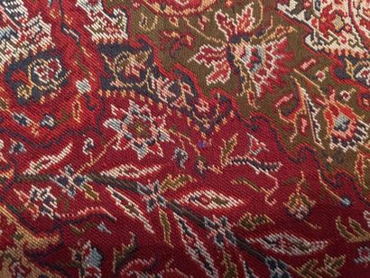 null Indienne en laine et soie à décor cachemire rouge et bleu. 
190 x 190 cm. 
(Défauts,...