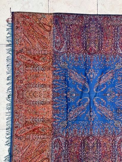 null Indienne en laine et soie à décor cachemire rouge et bleu. 
190 x 190 cm. 
(Défauts,...