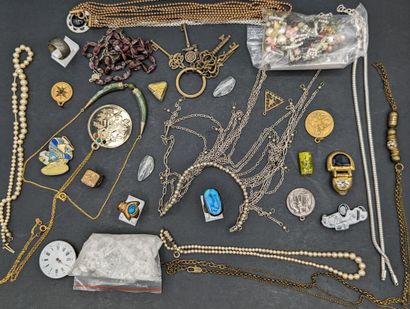 null Strong LOT of various goods, with personal decorative use, such necklaces multiranks...
