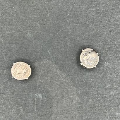 2 monnaies anciennes en métal montées en...
