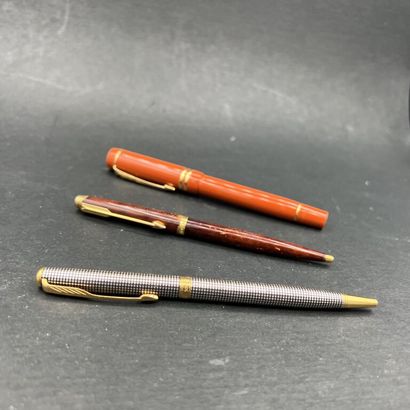 null PARKER. Set of 3 ballpoint pens:
- Duolfold. Ballpoint pen and its cap in orange...