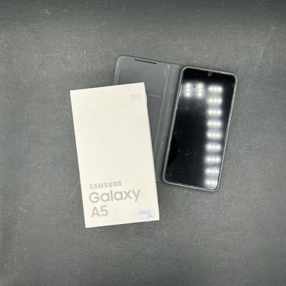 null SAMSUNG. Galaxy A5, 2017. Téléphone portable SM-A520F.
Avec écouteurs filaires...