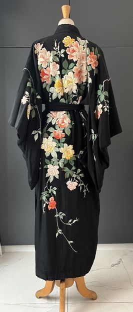 null Kimono et sa ceinture en soie noir brodée de fils polychromes à décor de fleurs,...