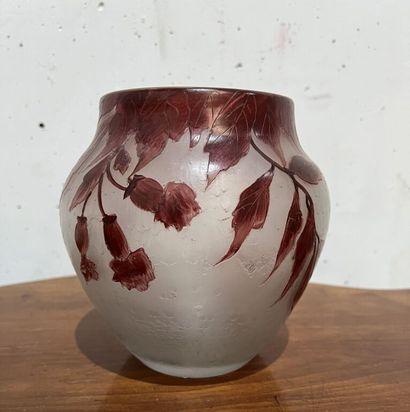 null François Théodore LEGRAS (1839-1916)
Vase en verre double couche gravé en camée...